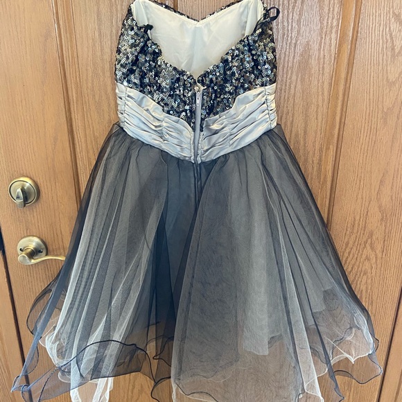 Dress - Picture 2 of 2